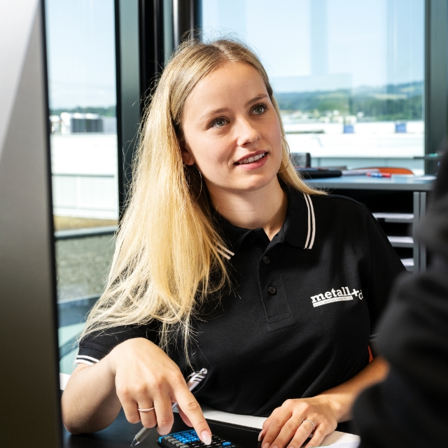 Auszubildende ist im Gespräch mit einer Person